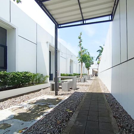Hotel Ofo Kost Premium Kampung Inggris Pare Syariah Mitra Reddoorz Extérieur photo