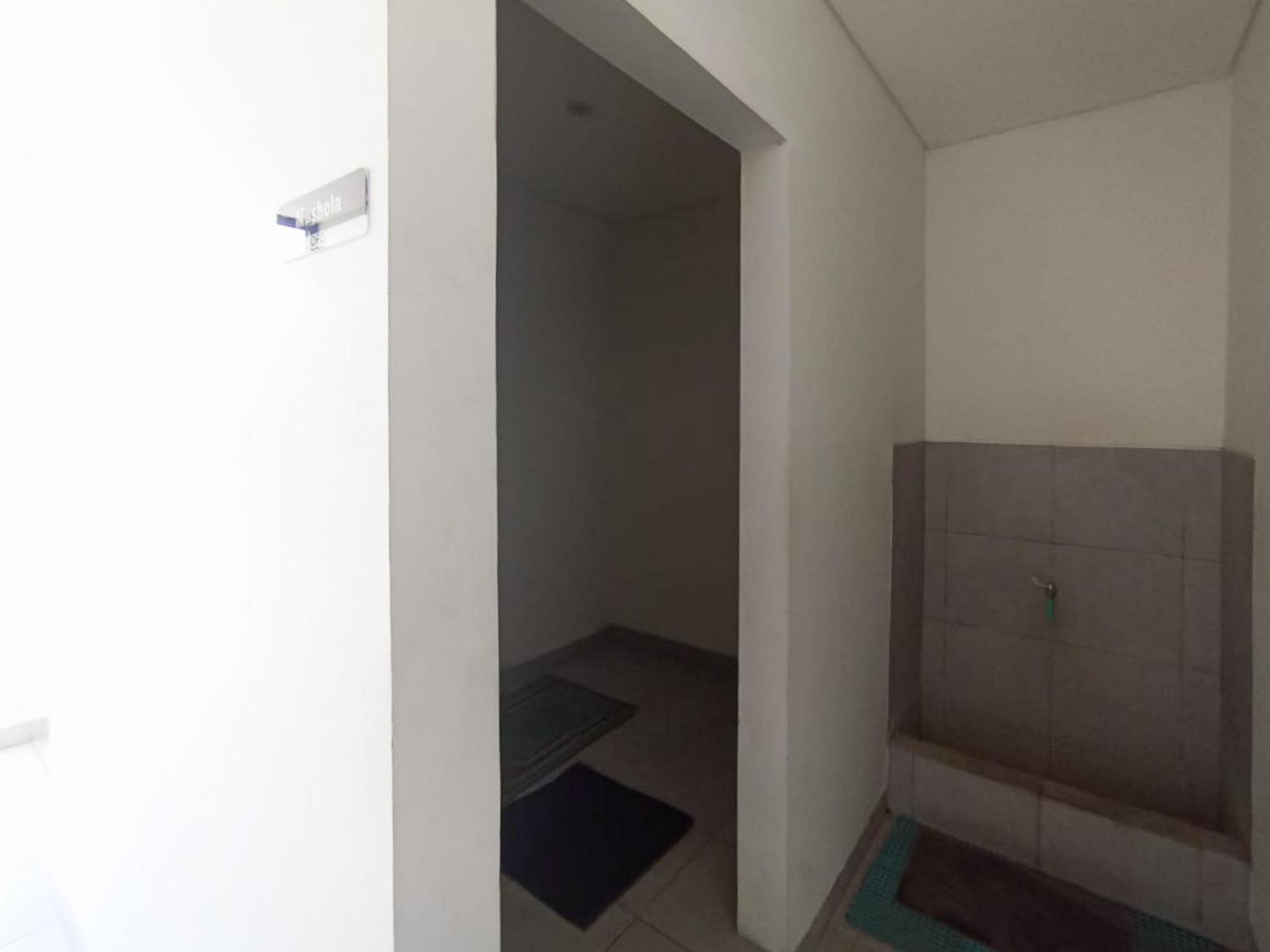 Hotel Ofo Kost Premium Kampung Inggris Pare Syariah Mitra Reddoorz Extérieur photo