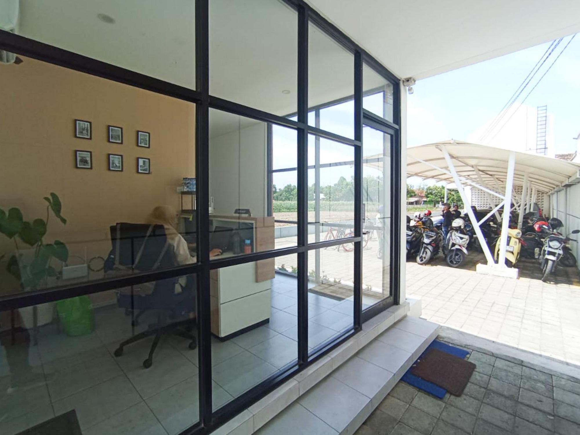Hotel Ofo Kost Premium Kampung Inggris Pare Syariah Mitra Reddoorz Extérieur photo