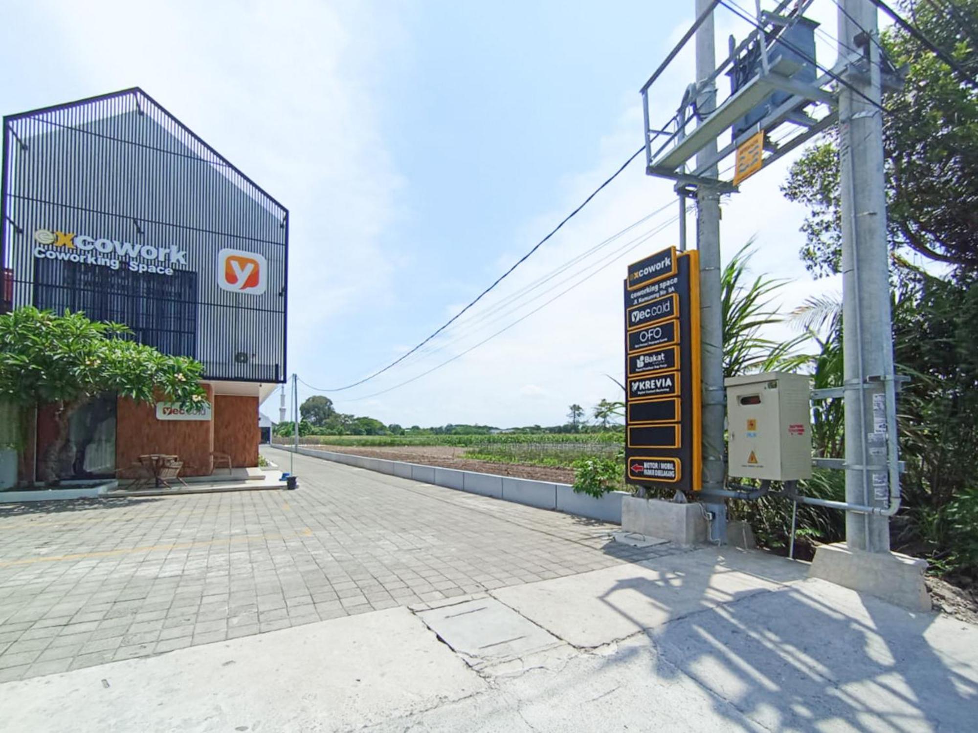 Hotel Ofo Kost Premium Kampung Inggris Pare Syariah Mitra Reddoorz Extérieur photo