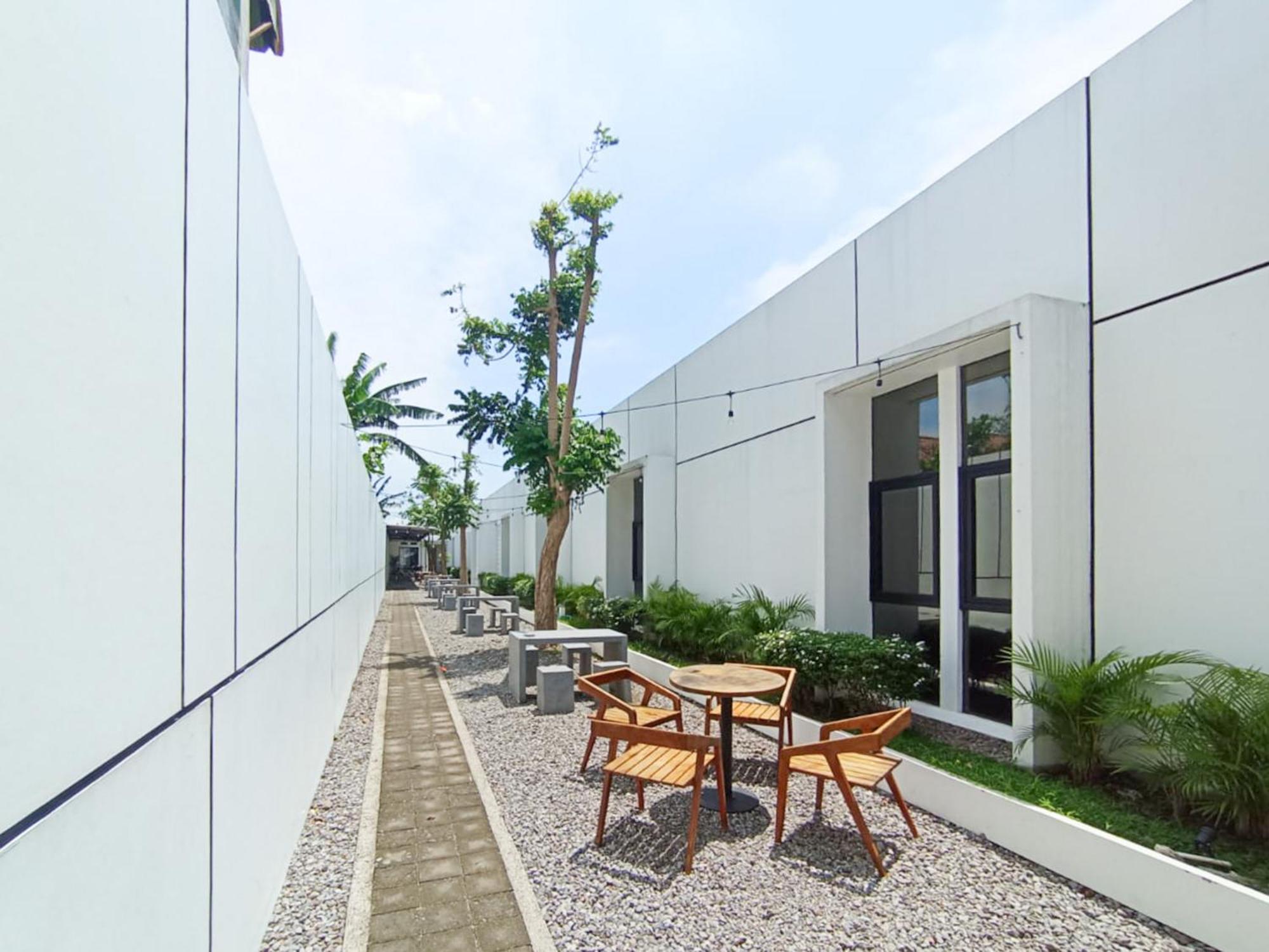 Hotel Ofo Kost Premium Kampung Inggris Pare Syariah Mitra Reddoorz Extérieur photo